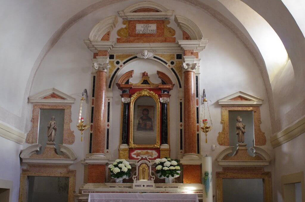 Santa Maria Valverde (Marano di Valpolicella)
Foto: https://commons.wikimedia.org/wiki/File:Santuario_Maria_Valverde_(Marano_di_Valpolicella)-Altare_maggiore_marmi_policromi,_cimasa,_timpano-Arte_Barocca-Photo_Paolo_Villa_%26_ctg_lessinia_2022_FO221498.jpg